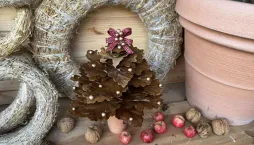 vánoční stromek z listů dubu