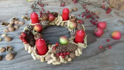 adventní věnec z ořechů