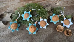 vánoční ozdoby z ořechů