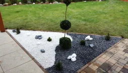 Zahradní materiály v podobě kamínků 