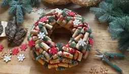 vánoční věnec z korkových špuntů