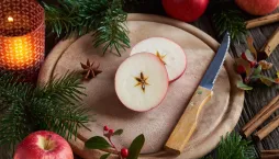 Krájení jablka o Vánocích