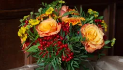 Vánoční dekorace z řezaných květin