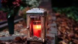 Úprava hrobu po Vánocích