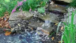 Umělý potůček v zahradě
