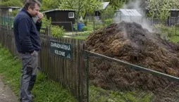 Zahrádkářská kolonie: Každodenní realita mezi záhony a ploty