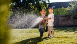 Prořezání a provzdušnění trávníku