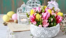 Jak vytvořit jarní výzdobu z tulipánů, karafiátů a zeleně
