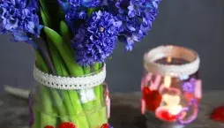 Romantické srdíčkové svícny ze sklenic jako jednoduchá dekorace s hyacinty