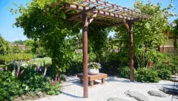 Pergola na zahradě