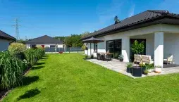 10 inspirativních teras ze dřeva, kompozitu i jako moderní betonová řešení pro rodinné domy