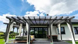 Zastřešená pergola a různé pohledy práva