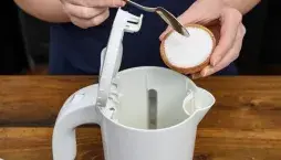 Vodní kámen v konvici 