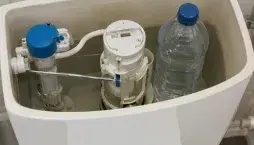Trik na úsporu vody na WC. Vložte do nádržky PET lahev