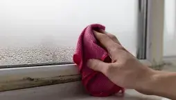Jak utěsnit okna. Těsnicí páska proti průvanu a únikům tepla